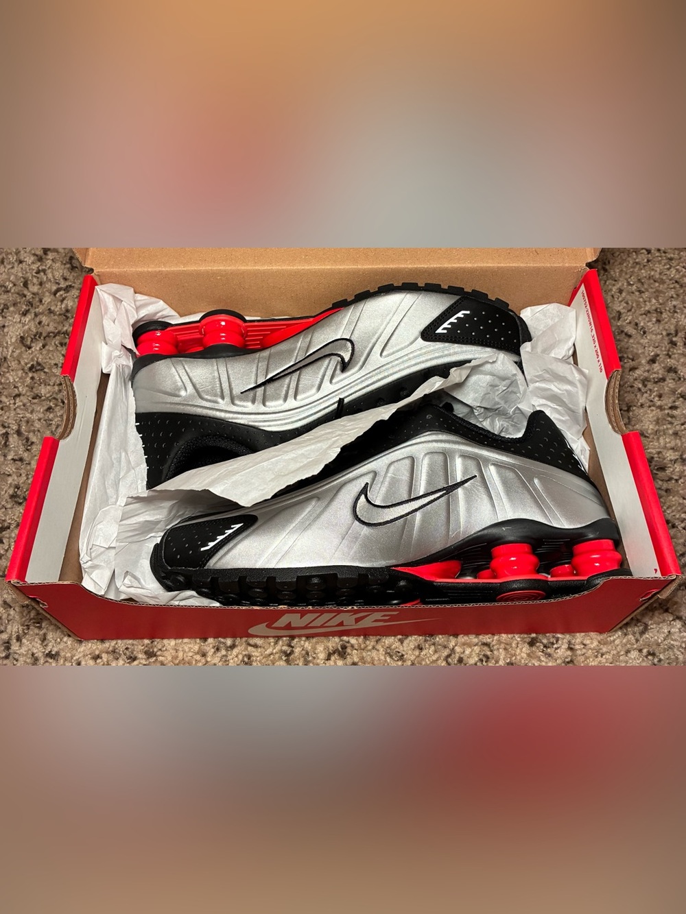 Nike Shox R4 Low Top Sneakers Black/Metallic Silver Red AR3565-011 Womens 8 New
